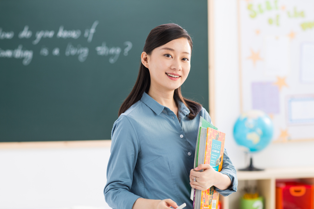 6、女教师在教室里_图片编号40022368.jpg